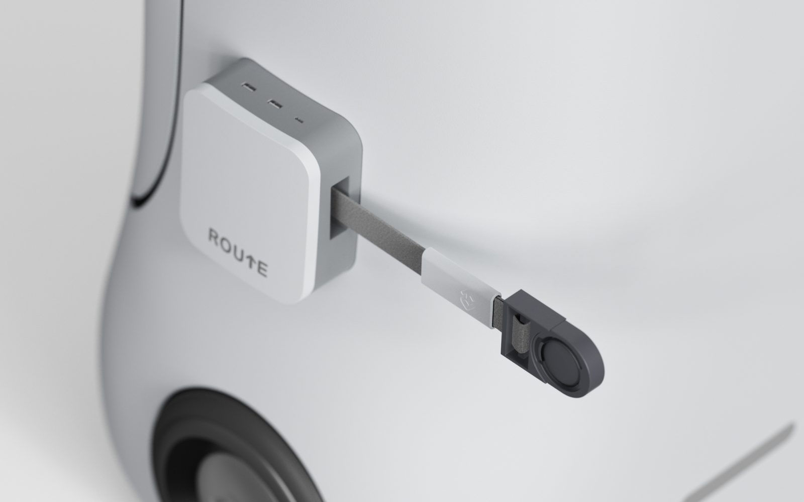 Close-up of the side module with the ROUTE logo and a stretchable strap ending in a buckle