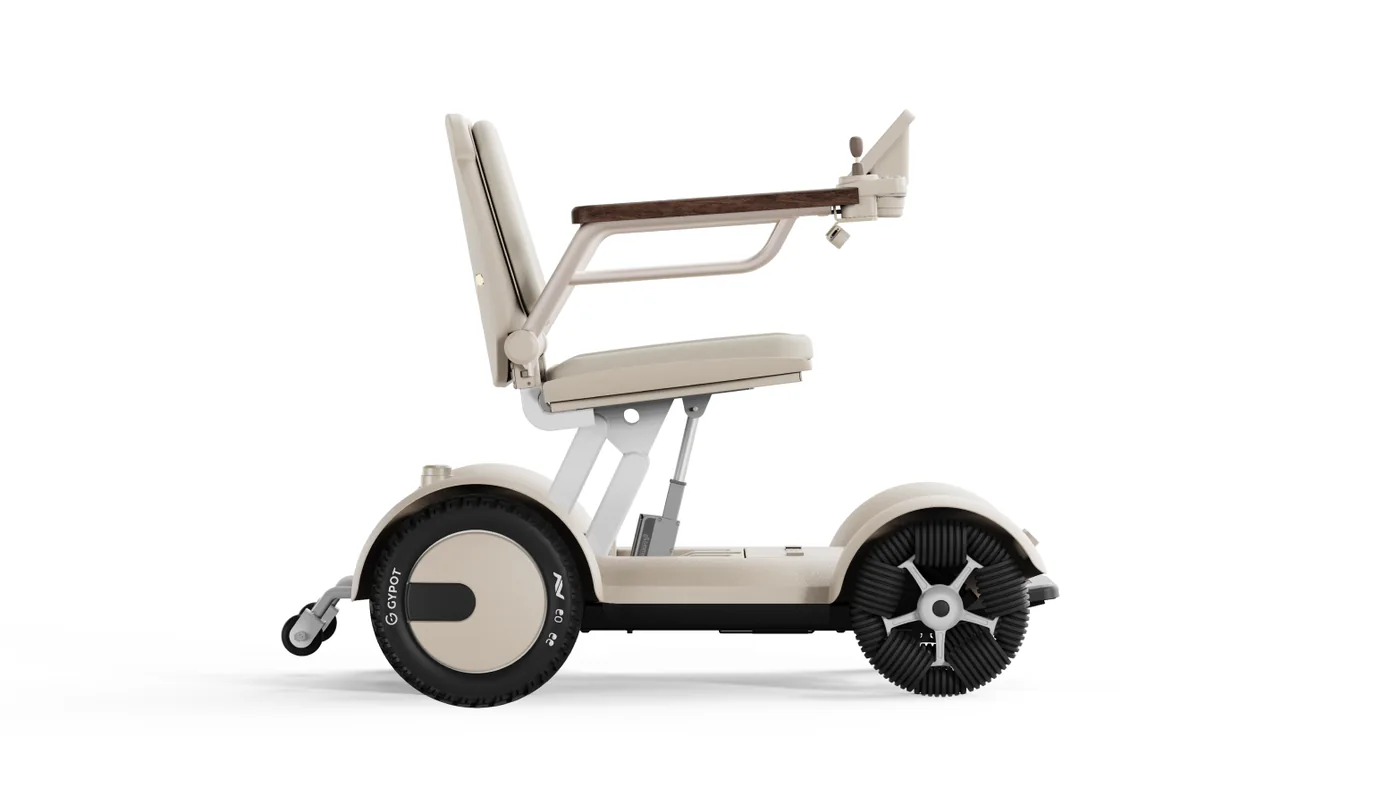 CIHANG in side view: cream shell, light frame, walnut armrests